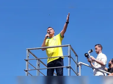 Bolsonaro discursa em um trio elétrico em Copacabana