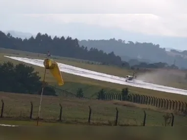 Imagem ilustrativa da imagem Avião de farmacêutica sai da pista em pouso no interior do RS. Veja vídeo