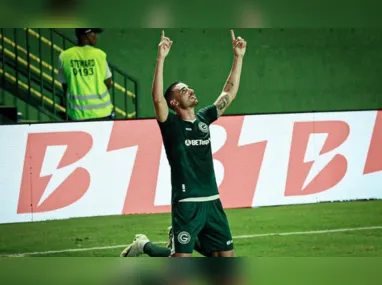 Roger Guedes com o filhote de leão e o filho Ryan