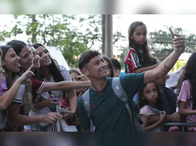 Imagem ilustrativa da imagem Confira a festa da torcida do Fluminense na chegada da equipe ao ES