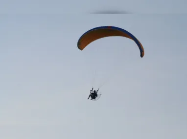 Imagem ilustrativa da imagem Homem cai com paramotor e morre no interior de São Paulo