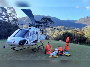 Bel Ponciano jogou dinheiro pelo helicóptero que sobrevoava a praia