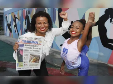 Glênio Luiz, profissional 
de Educação Física, orienta os exercícios das alunas Fernanda Magri, Nathalie Scardine, Fernanda Coelho e Nathalia Salles