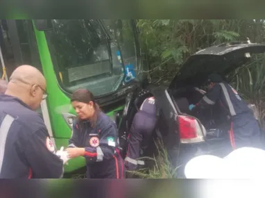 Imagem ilustrativa da imagem Motorista fica preso às ferragens após acidente com ônibus em Cachoeiro