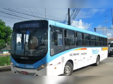 Imagem ilustrativa da imagem Motorista leva ônibus para delegacia após notar assédio, e homem é preso