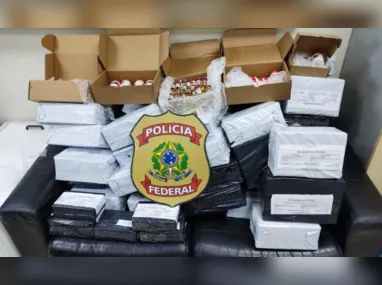 Materiais apreendidos pela polícia durante patrulhamento no Morro do Romão
