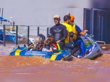 Imagem ilustrativa da imagem 'Mortos eram amarrados em postes para água não levar', diz voluntário no RS