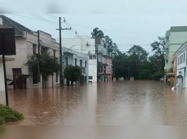 Moradora sendo resgatada após enchentes no Rio Grande do Sul