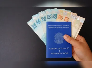 “Ao todo, foram três processos distintos contra o banco, todos referentes a financiamento imobiliário. O primeiro, em 2021, quando a Caixa suspendeu temporariamente na pandemia os pagamentos de financiamentos, mas depois cobrou juros. Entrei na Justiça, o juiz determinou o bloqueio dos boletos, mas o banco cobrou juros e a dívida foi acumulando. Nos dois primeiros, o banco foi condenado a pagar R$ 5 mil em cada. Eles me pagaram.  
Junto a isso, o magistrado liberou o pagamento, mas eu enfrento dificuldade para pagar até hoje. Fui a agência várias vezes insistindo para pagar, sem êxito. Inclusive, fui contemplada em um consórcio e queria quitar, mas não consigo. Faltam R$ 132 mil. Me sinto lesada”.