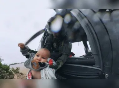 Imagem ilustrativa da imagem VÍDEO | Após chuva no Rio Grande do Sul, Exército resgata bebê de telhado