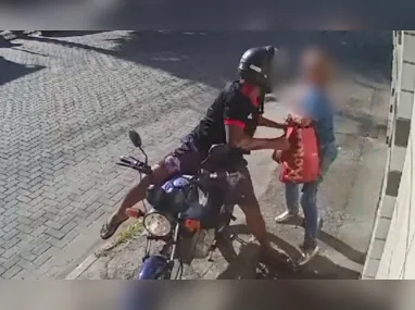 Imagem ilustrativa da imagem VÍDEO | Câmera flagra tentativa de assalto contra idosa em Vila Velha