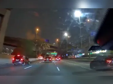 Imagem ilustrativa da imagem VÍDEO | Carreta tomba em viaduto, e carga de madeira cai sobre veículos em SP