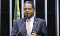 Imagem ilustrativa da imagem Bolsonaro dá a Brito, favorito de Lula, a medalha dos “3is”