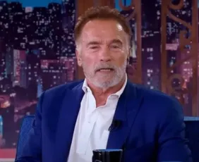 Imagem ilustrativa da imagem Acordo vai devolver R$ 15 mil a idosa que ajudava falso Arnold Schwarzenegger