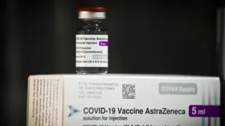 Imagem ilustrativa da imagem AstraZeneca retira vacina contra covid após admitir efeito adverso raro