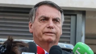 Imagem ilustrativa da imagem Bolsonaro se sente mal, cancela agenda em Goiás e retorna para Brasília