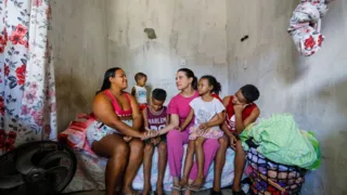 Imagem ilustrativa da imagem Governo inicia pagamento de R$ 300 a inscritas do Mães de Pernambuco nesta segunda