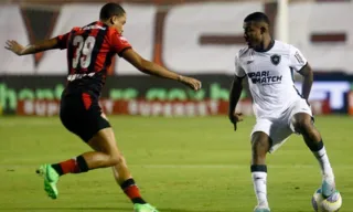 Imagem ilustrativa da imagem Botafogo bate o Vitória em estreia de Carpini e se classifica na Copa do Brasil