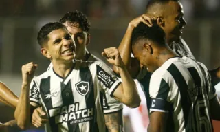 Imagem ilustrativa da imagem Botafogo ganha do Vitória e assume liderança do Brasileirão