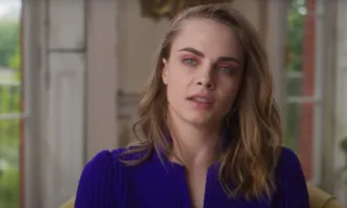 Imagem ilustrativa da imagem Cara Delevingne diz que ficou bêbada pela primeira vez aos oito anos