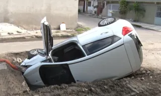 Imagem ilustrativa da imagem Carro cai dentro de buraco de obra em rua de Vila Velha