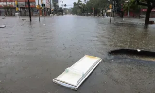 Imagem ilustrativa da imagem Chuva volta e alaga novas áreas em Porto Alegre, que suspende aulas