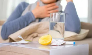 Imagem ilustrativa da imagem Dormir com cabelo molhado dá gripe? Vitamina C evita doença? Veja mitos e verdades