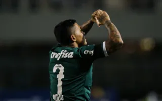 Imagem ilustrativa da imagem Dudu é acolhido por atletas do Palmeiras após fico; direção segue incomodada