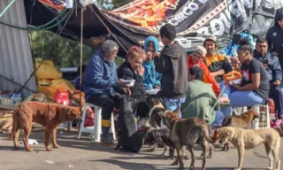 Imagem ilustrativa da imagem Famílias improvisam acampamentos em rodovias para vigiar suas casas no RS