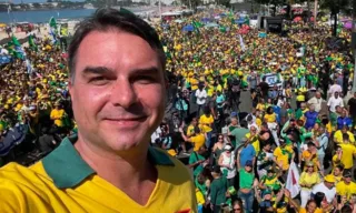 Imagem ilustrativa da imagem Flávio Bolsonaro defende 'PEC das praias' após briga Neymar x Luana Piovani