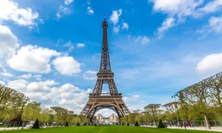 Imagem ilustrativa da imagem França investiga três pessoas após caixões serem encontrados perto da torre Eiffel