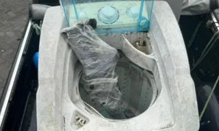 Imagem ilustrativa da imagem Fuzil escondido em máquina de lavar é apreendido pela polícia