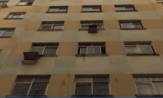 Imagem ilustrativa da imagem Homem invade prédio no Centro de Vitória após ser atingido por ovo