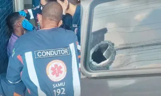 Imagem ilustrativa da imagem Jogador fica ferido após ônibus ser atingido por pedra na saída do Kleber Andrade