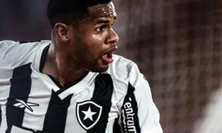 Imagem ilustrativa da imagem Júnior Santos renova com o Botafogo até 2027 após receber sondagens do Cruzeiro