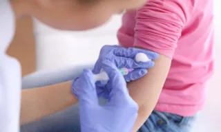 Imagem ilustrativa da imagem Justiça dá 60 dias para casal vacinar filhas em Santa Catarina