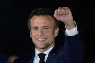 Imagem ilustrativa da imagem Macron rejeita pedido de renúncia do primeiro-ministro após surpresa eleitoral