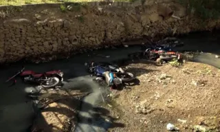 Imagem ilustrativa da imagem Motos roubadas são encontradas dentro de valão em Vila Velha