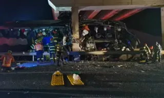 Imagem ilustrativa da imagem Ônibus bate em pilar de viaduto, mata 10 pessoas e deixa outras 42 feridas em SP