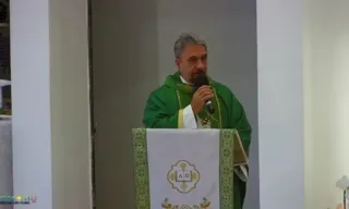 Imagem ilustrativa da imagem Padre lança livro-caixinha com perguntas para refletir