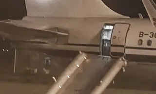 Imagem ilustrativa da imagem Passageira de avião aciona porta de emergência por engano ao procurar por banheiro