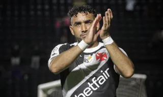 Imagem ilustrativa da imagem Payet brilha, Vasco bate o Vitória e sai da zona de rebaixamento do Brasileirão