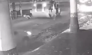 Imagem ilustrativa da imagem Rolo compressor esmaga pés de mulher deitada em calçada em Goiânia