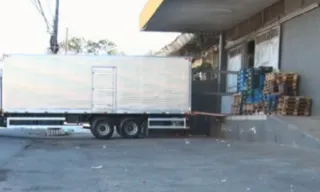 Imagem ilustrativa da imagem Suspeito mata homem a facadas em estacionamento de supermercado e se entrega no ES