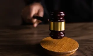 Imagem ilustrativa da imagem Justiça determina prisão de servidores e uso de tornozeleira em vereador no ES