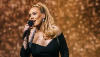 Imagem ilustrativa da imagem VÍDEO | Adele rebate comentário homofóbico durante show nos Estados Unidos