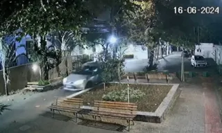 Imagem ilustrativa da imagem VÍDEO | Motorista em alta velocidade invade praça na Mata da Praia e abandona carro