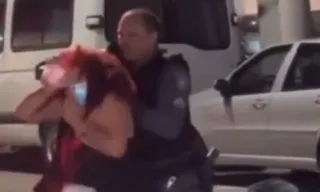 Imagem ilustrativa da imagem VÍDEO | Policiais jogam spray de pimenta no rosto de mulher em Aracruz