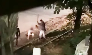Imagem ilustrativa da imagem VÍDEO | Policial é flagrado dando pauladas em homem durante abordagem no ES