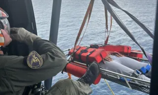 Imagem ilustrativa da imagem VÍDEO | Tripulante de navio passa mal e é resgatado pela Marinha em alto-mar no ES